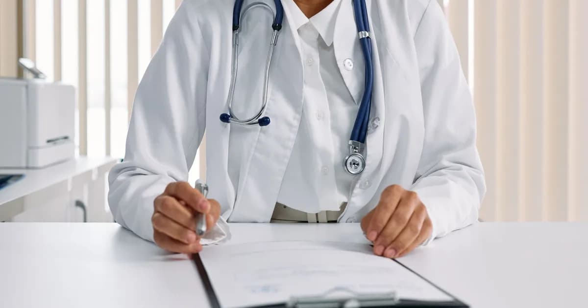 Professionnel de santé prenant des notes dans un dossier médical.