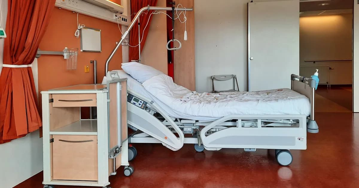 Chambre d’hôpital équipée d’un lit médicalisé.