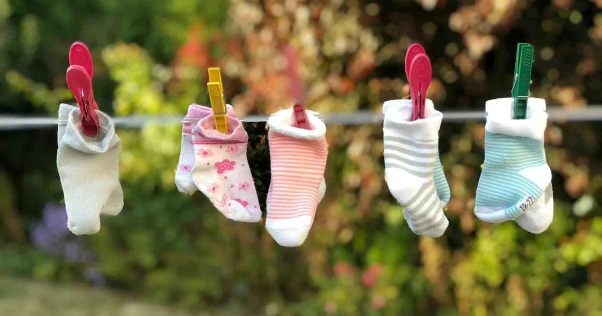 Petites chaussettes suspendues, pour illustrer la préparation d’une naissance.