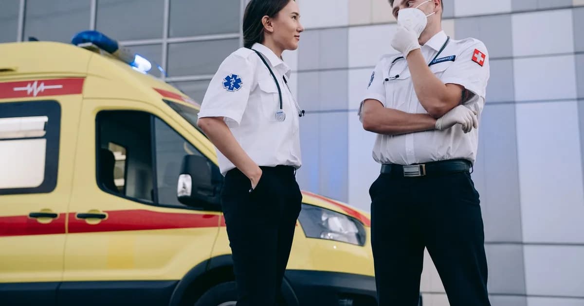 Équipe de secours près d’une ambulance, pour illustrer le transport médical.