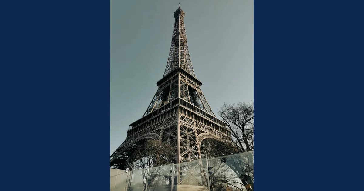 Vue de la tour Eiffel à Paris, pour illustrer les retours en France.
