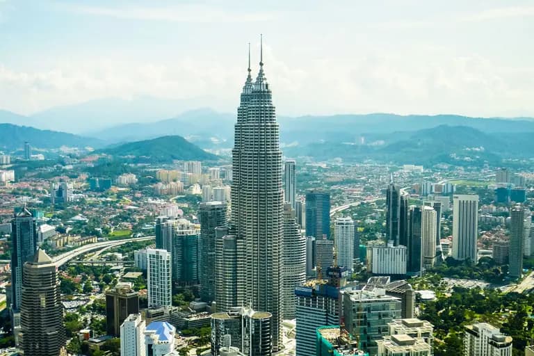Vue de Kuala Lumpur et des tours Petronas.