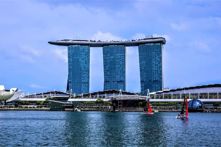 Vue de Marina Bay et de Marina Bay Sands à Singapour.