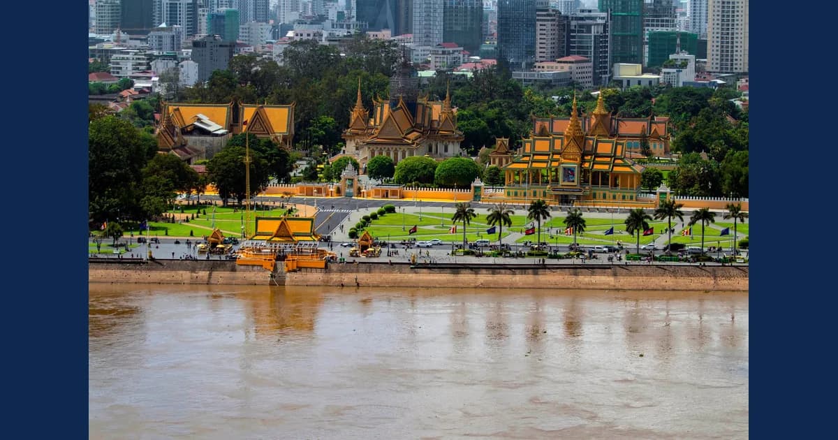 Vue du palais royal et de Phnom Penh, au Cambodge.