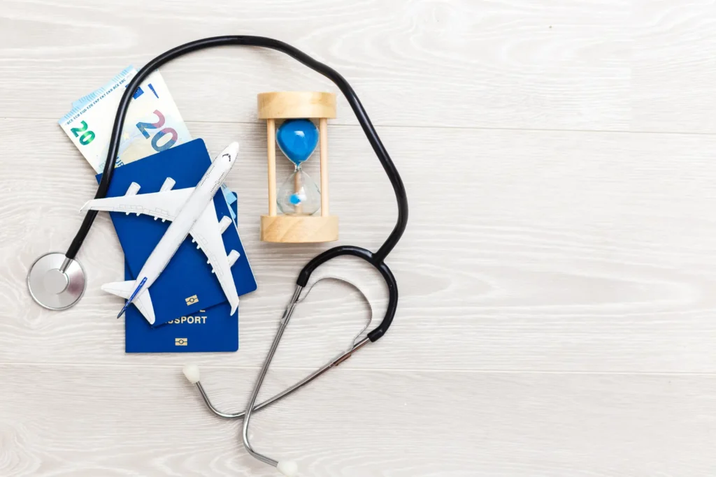 expatrié français consultant ses options de couverture santé avec la cfe